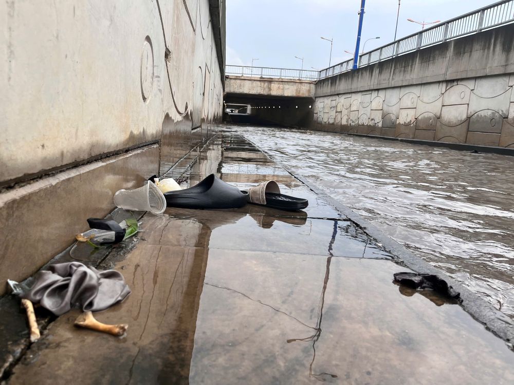 Rac dong lai do nuoc ngap. Anh: Minh Tam