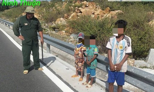 Công an ở Khánh Hòa vừa giáo dục, răn đe 3 thiếu niên ném đá vào ôtô trên cao tốc Bắc – Nam. Ảnh: Công an cung cấp
