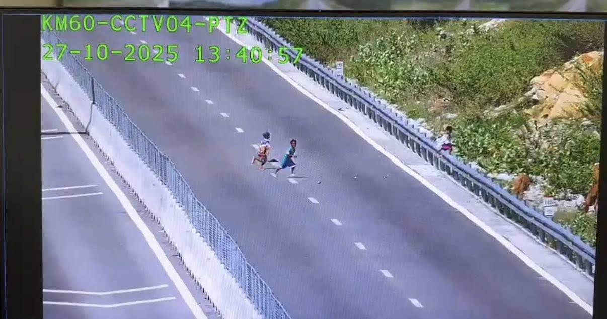 Hình ảnh 3 thiếu niên chạy vào lòng cao tốc. Ảnh: Công an cung cấp