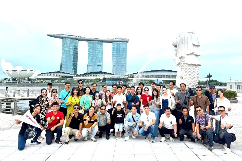 Typical CasUMINA workers visit Singapore. Photo: Duc Long