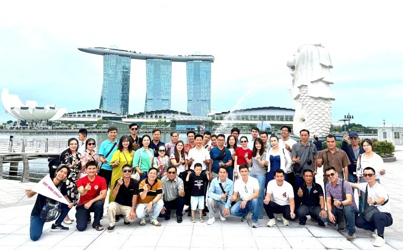 Typical CasUMINA workers visit Singapore. Photo: Duc Long