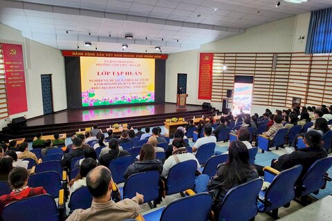 Lam Vien - Da Lat Ward, Lam Dong Province organizes tourism training for more than 200 workers working at accommodation establishments, restaurants, tourist areas and destinations. Photo: Lam Duc