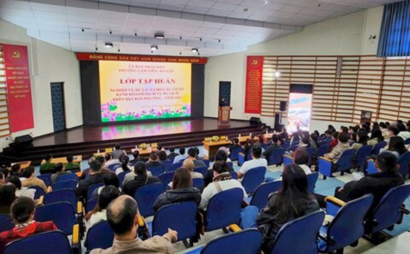 Lam Vien - Da Lat Ward, Lam Dong Province organizes tourism training for more than 200 workers working at accommodation establishments, restaurants, tourist areas and destinations. Photo: Lam Duc