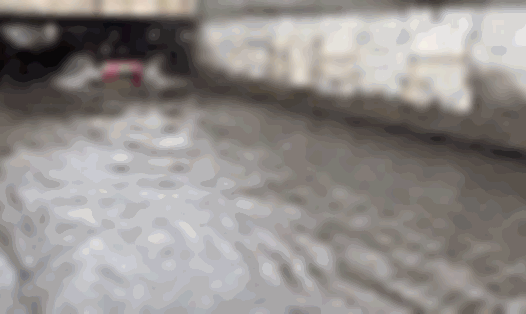 Mưa lớn, hầm chui trước bến xe Miền Đông mới biến thành sông