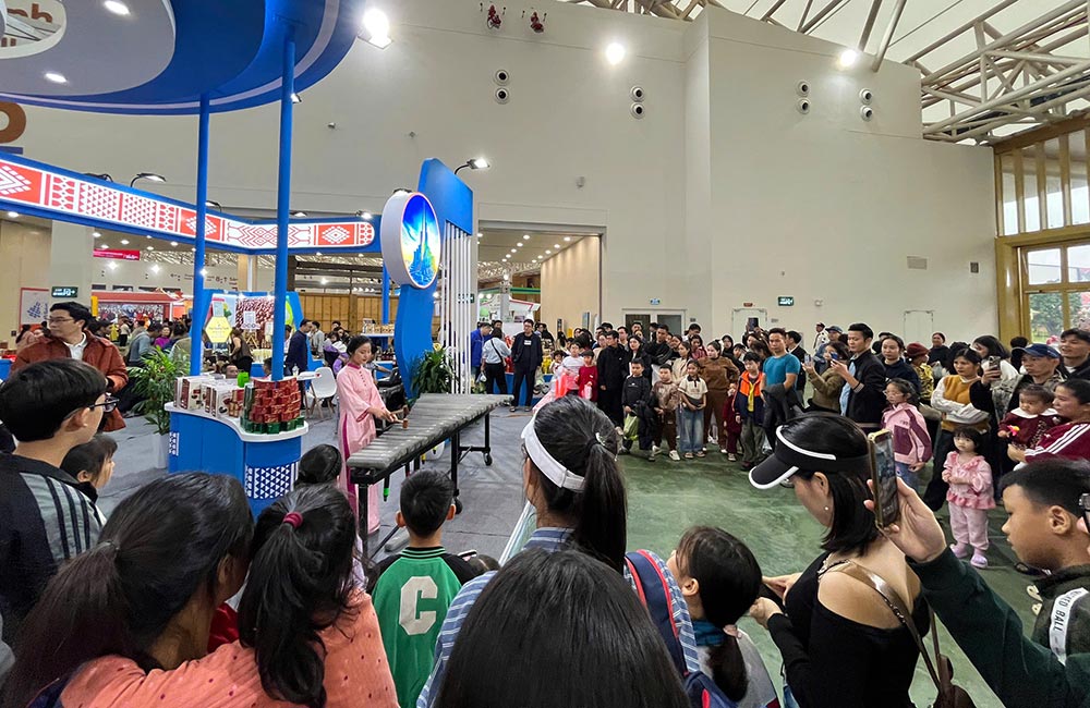 Khong gian trung bay dac san, san pham OCOP... va gioi thieu van hoa 34 tinh thanh nuom nuop khach tham quan tu sang den toi vao cac ngay cuoi tuan. Anh: Tuong Vy