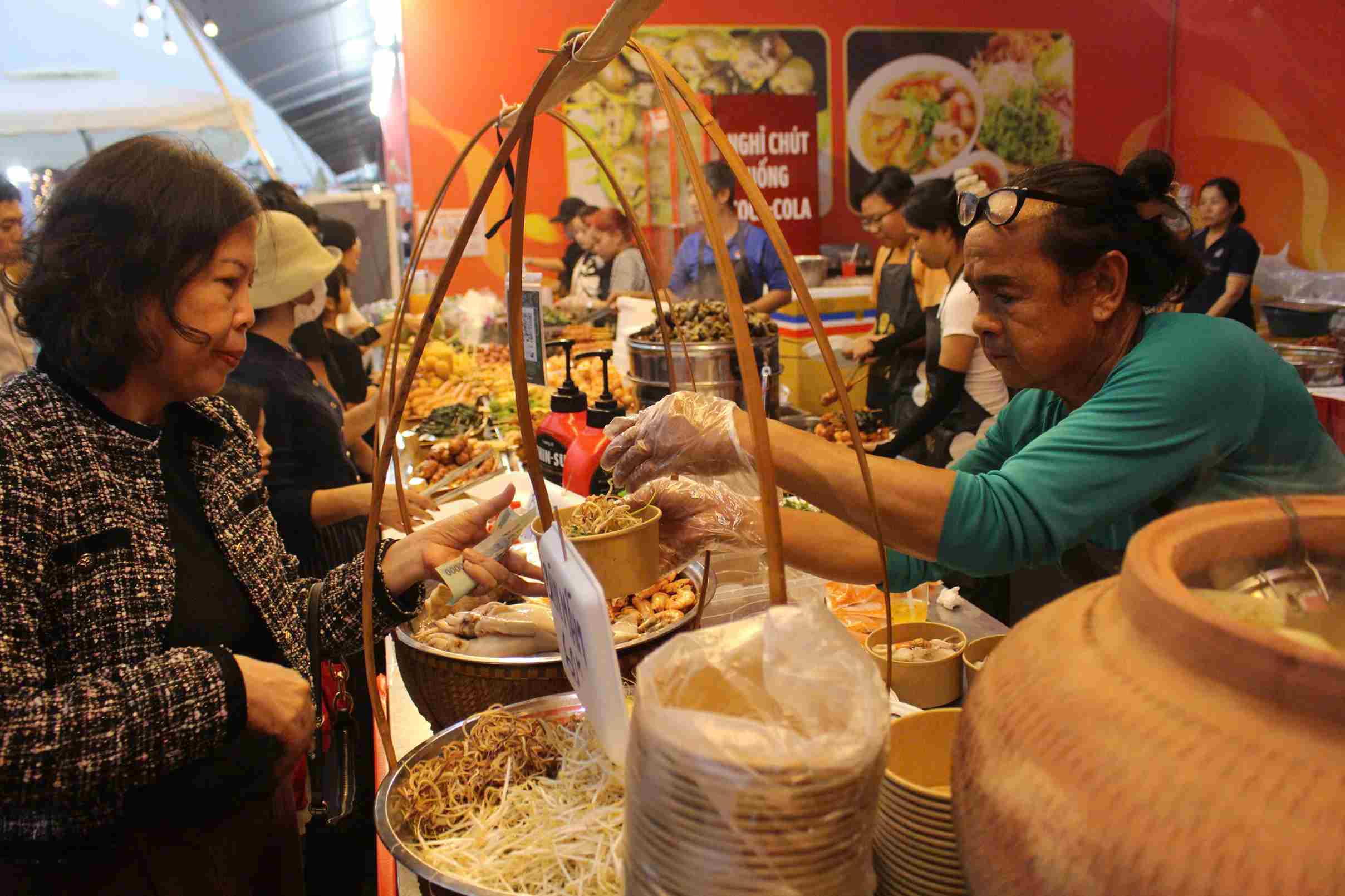 Khong gian am thuc Hoi cho Mua thu 2025 mang den nhieu mon an dac trung cua moi vung. Anh: Le Tuyen