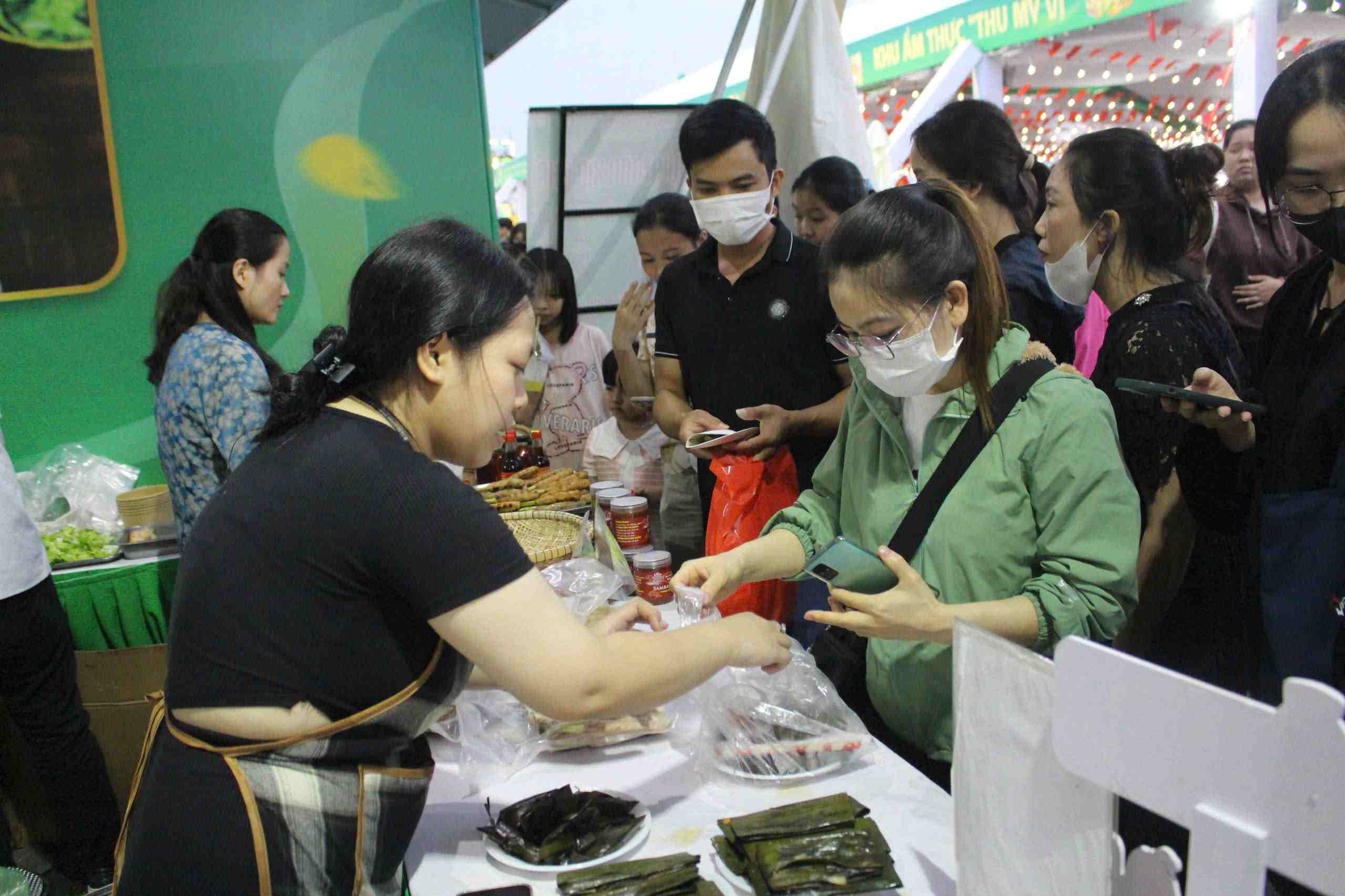 Gian am thuc Hue thu hut dong dao thuc khach trai nghiem. Anh: Le Tuyen