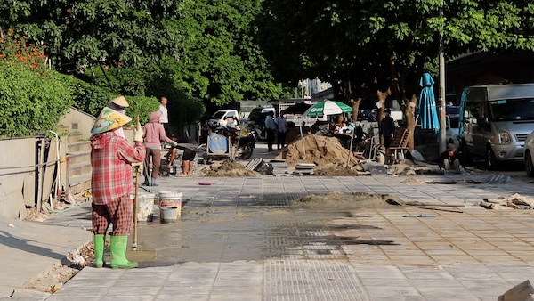 Mejora de aceras alcantarillas drenaje en muchas calles de Hanoi polvo ciego y materiales desordenados.