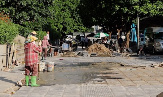 Cải tạo vỉa hè, cống thoát nước, nhiều tuyến phố Hà Nội bụi mù, vật liệu ngổn ngang.