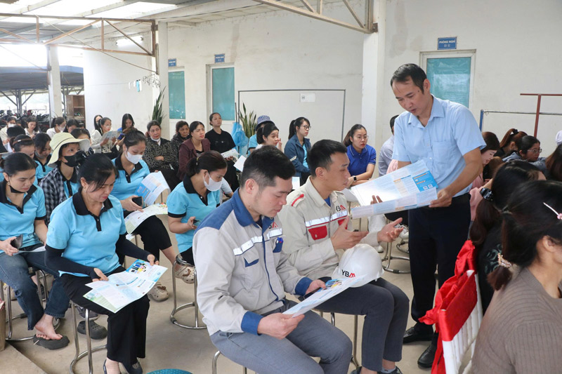 Doi thoai voi nguoi lao dong ve chinh sach bao hiem y te, bao hiem that nghiep. Anh: Cong doan Lao Cai