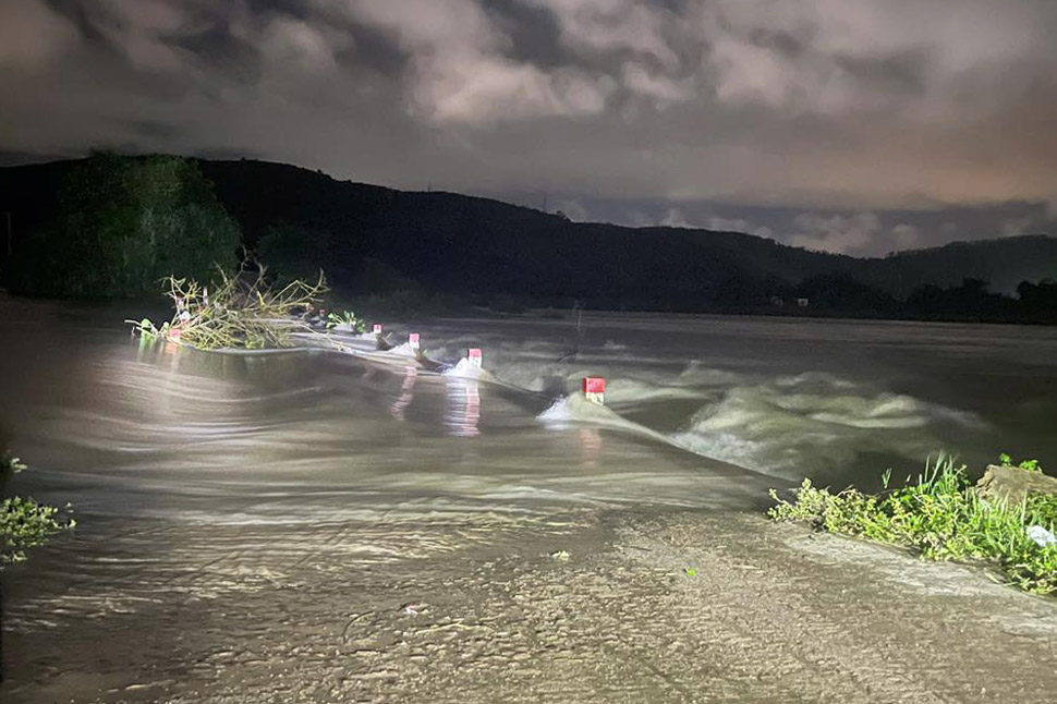 El agua de la orilla se inundo del puente Lang (aldea de Hung Nghia comuna de Tuy Phuoc provincia de Gia Lai) en la noche del 27 de octubre despues de muchas fuertes lluvias. Foto: Cong an