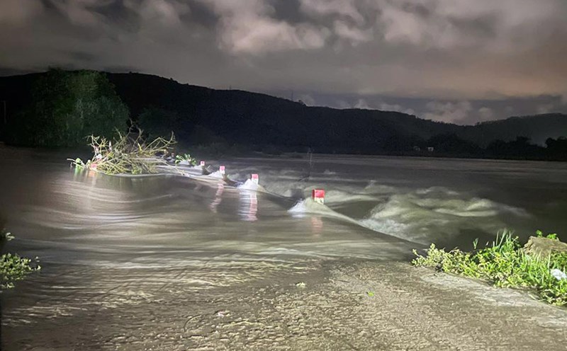 Water flooded the overflow bank of Lang bridge (Hung Nghia village, Tuy Phuoc commune, Gia Lai) on the night of October 27 after many heavy rains. Photo: Police