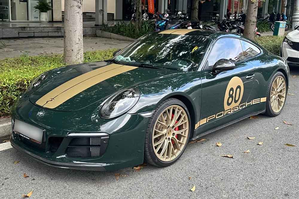 El Porsche 911 de 991 en combinacion de azul y amarillo destaca en la ciudad de Ho Chi Minh. Foto: Phong Diep