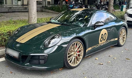 Porsche 911 thế hệ 991 phối màu xanh - vàng nổi bật xuất hiện tại TPHCM. Ảnh: Phong Diệp