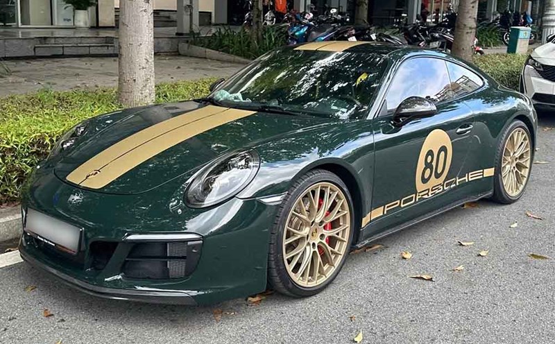 The Porsche 911 991 generation with outstanding blue-gold color combinations appeared in Ho Chi Minh City. Photo: Phong Diep