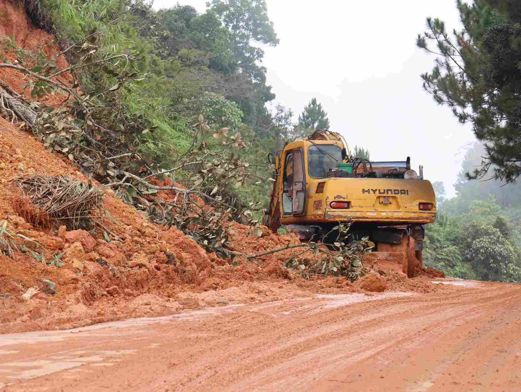 Sat lo nguy hiem tren deo Dai Ninh thuoc Quoc lo 28B. Anh: Phuc Khanh