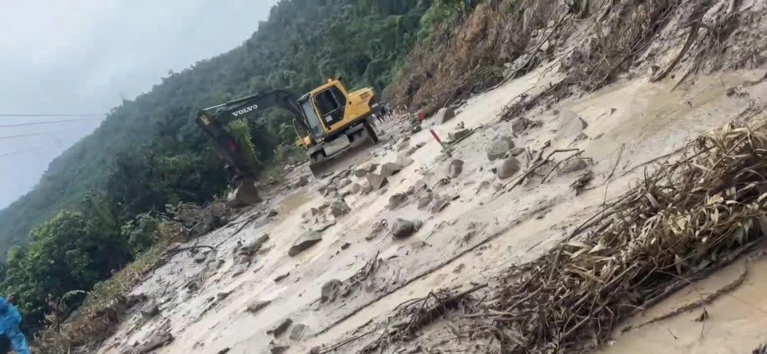 another landslide occurred on National Highway 28B in Lam Dong. Photo: Phuc Khanh