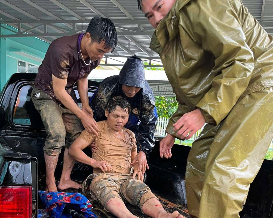 Cac luc luong nhanh chong co mat, to chuc tim kiem va dua nan nhan len bo an toan. Anh: Mai Vy