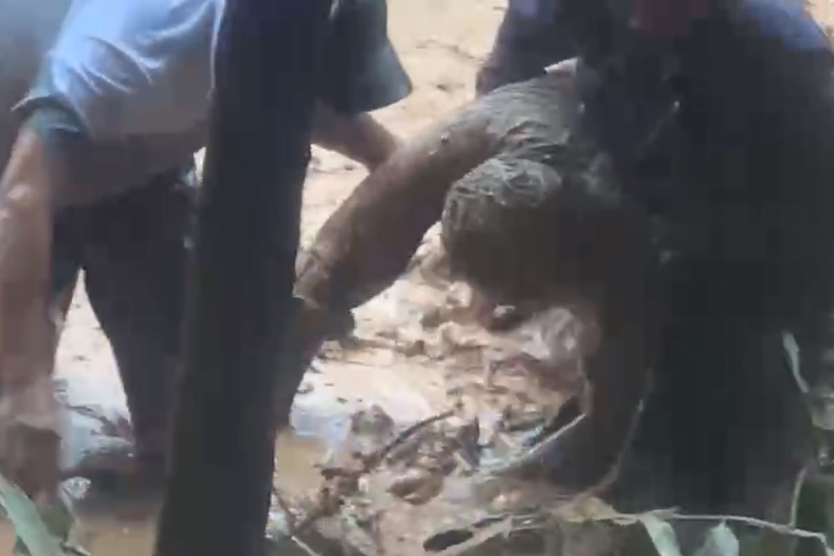 Rescuing workers swept away by floodwaters while clearing the road near Song Tranh 2 Hydropower Plant, Da Nang. Photo: Mai Vy