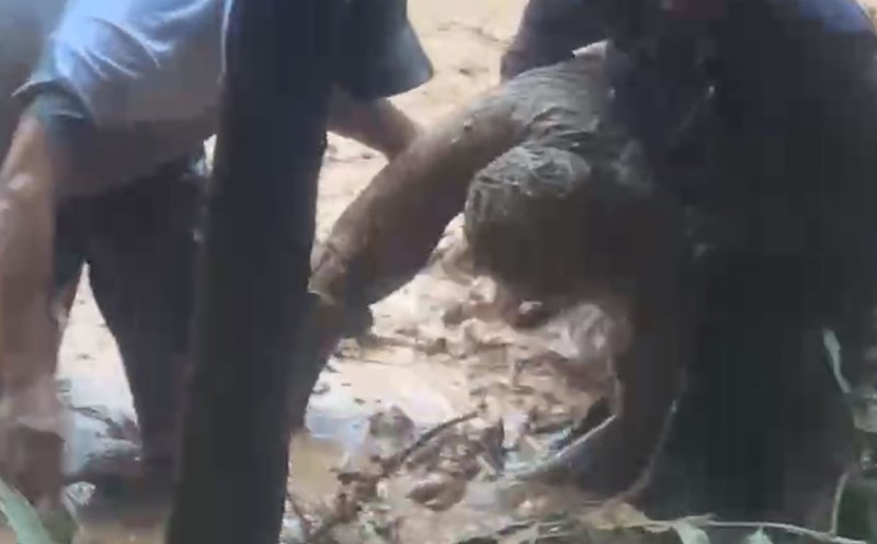 Rescuing workers swept away by floodwaters while clearing the road near Song Tranh 2 Hydropower Plant, Da Nang. Photo: Mai Vy