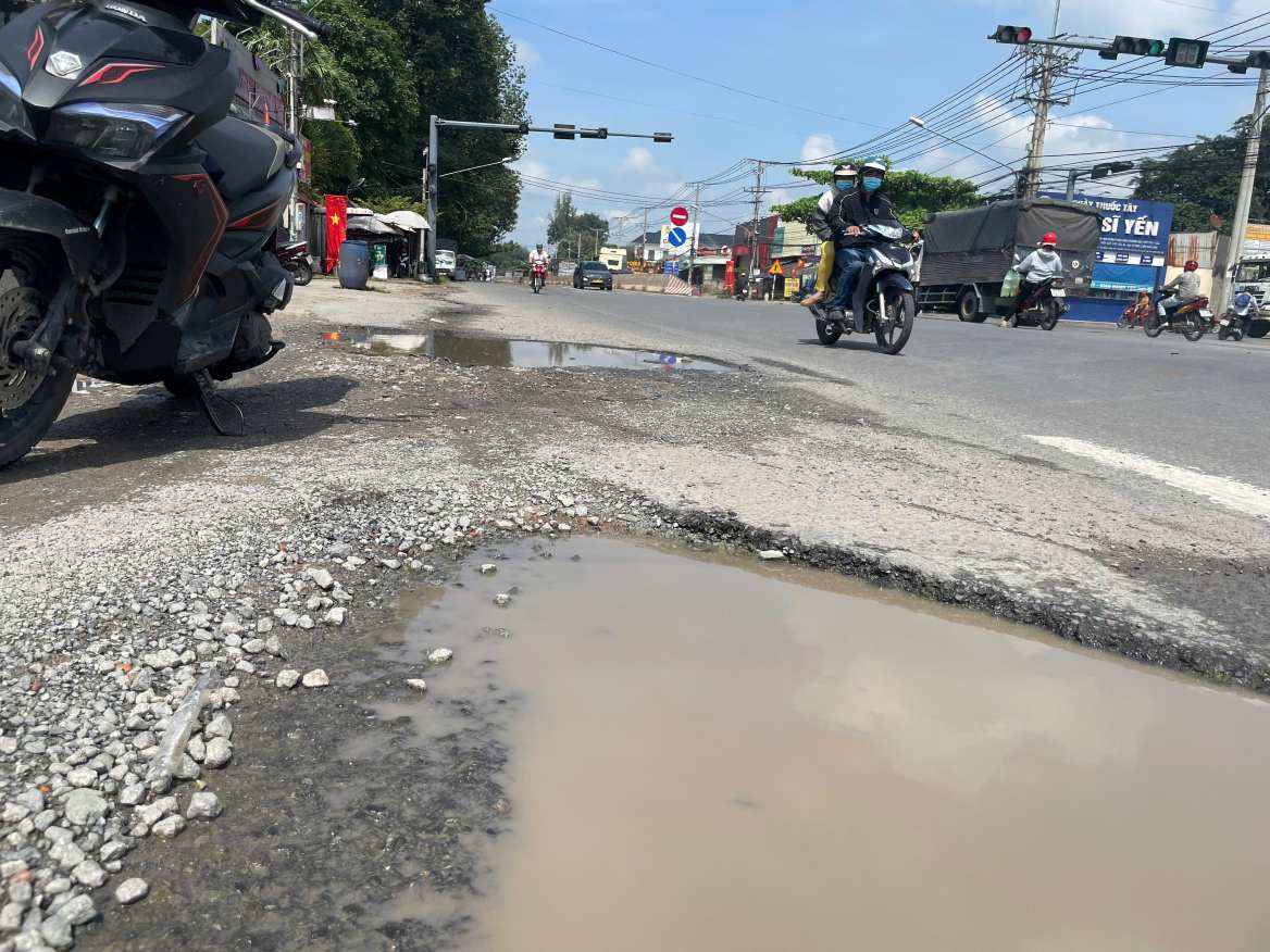 Tuyen duong bi hu hong gay nguy hiem cho nguoi tham gia giao thong.Anh: Dinh Trong