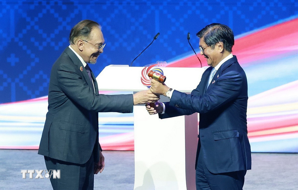 Tong thong Philippines Ferdinand Marcos Jr. (phai) tiep nhan vai tro Chu tich ASEAN nam 2026 tu Thu tuong Malaysia Anwar Ibrahim. Anh: TTXVN
