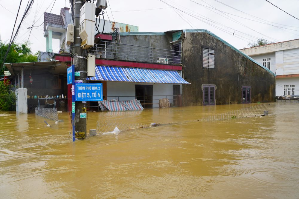 Floods on major rivers in the Central region have exceeded alert level 3, even on the Bo River (Hue) have exceeded the historical flood peak. Photo: Tran Thi