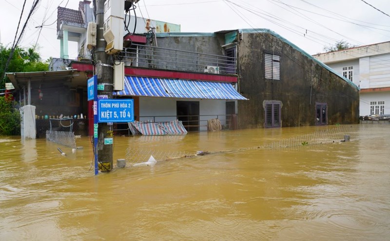 Floods on major rivers in the Central region have exceeded alert level 3, even on the Bo River (Hue) have exceeded the historical flood peak. Photo: Tran Thi