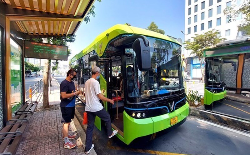 Passengers take the electric bus in the center of Ho Chi Minh City. Photo: Minh Quan
