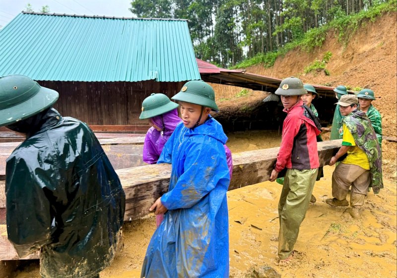 LLVT Quan khu 5 cang minh ho tro dan vuot qua lu lut, sat lo. Anh: Truong An