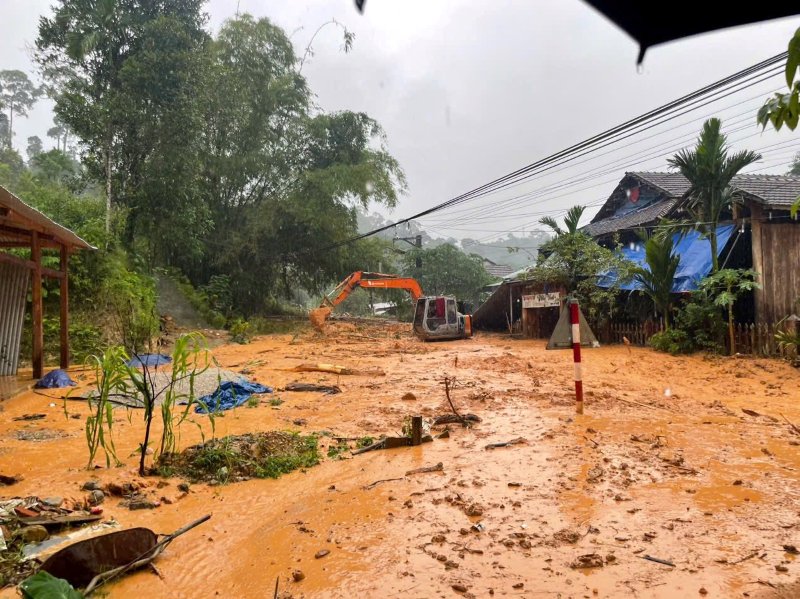 Canh tuong tan hoang vi mua lu, sat lo tai Da Nang. Anh: Truong An