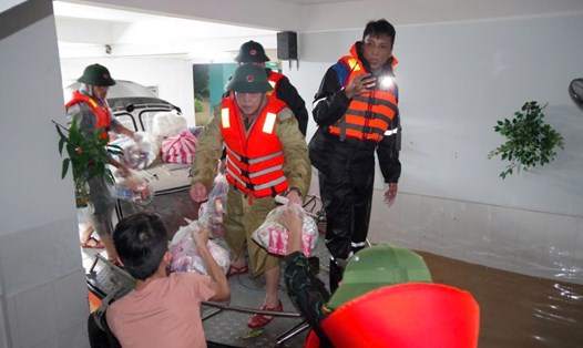 Chỉ huy trưởng Bộ CHQS Đà Nẵng trực tiếp cứu trợ hơn 1.400 bệnh nhân vùng ngập. Ảnh: Mai Vy