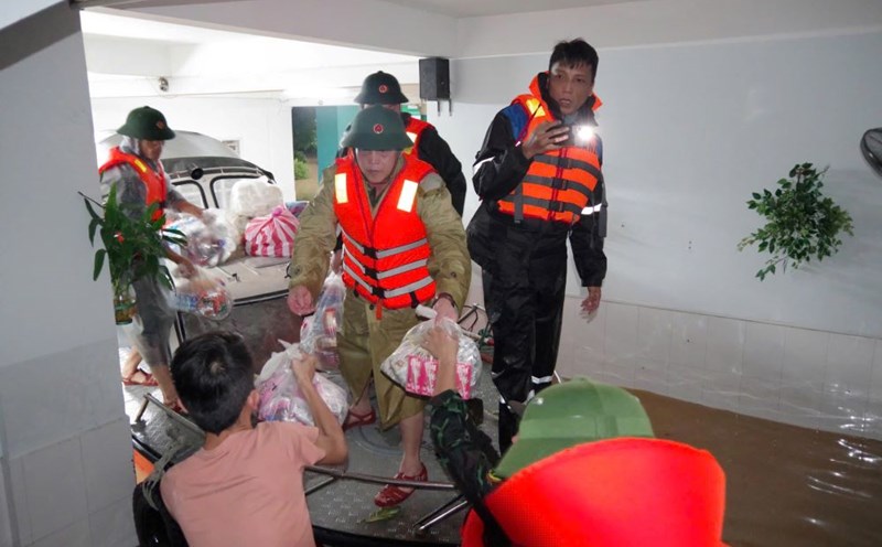 The Commander of the Da Nang Military Command directly provided relief to more than 1,400 patients in flooded areas. Photo: Mai Vy