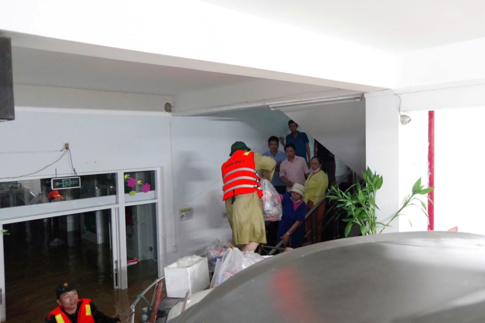 Chi huy truong Bo CHQS TP Da Nang dong vien, chi dao ho tro nguoi dan, benh nhan vung lu. Anh: Mai Vy