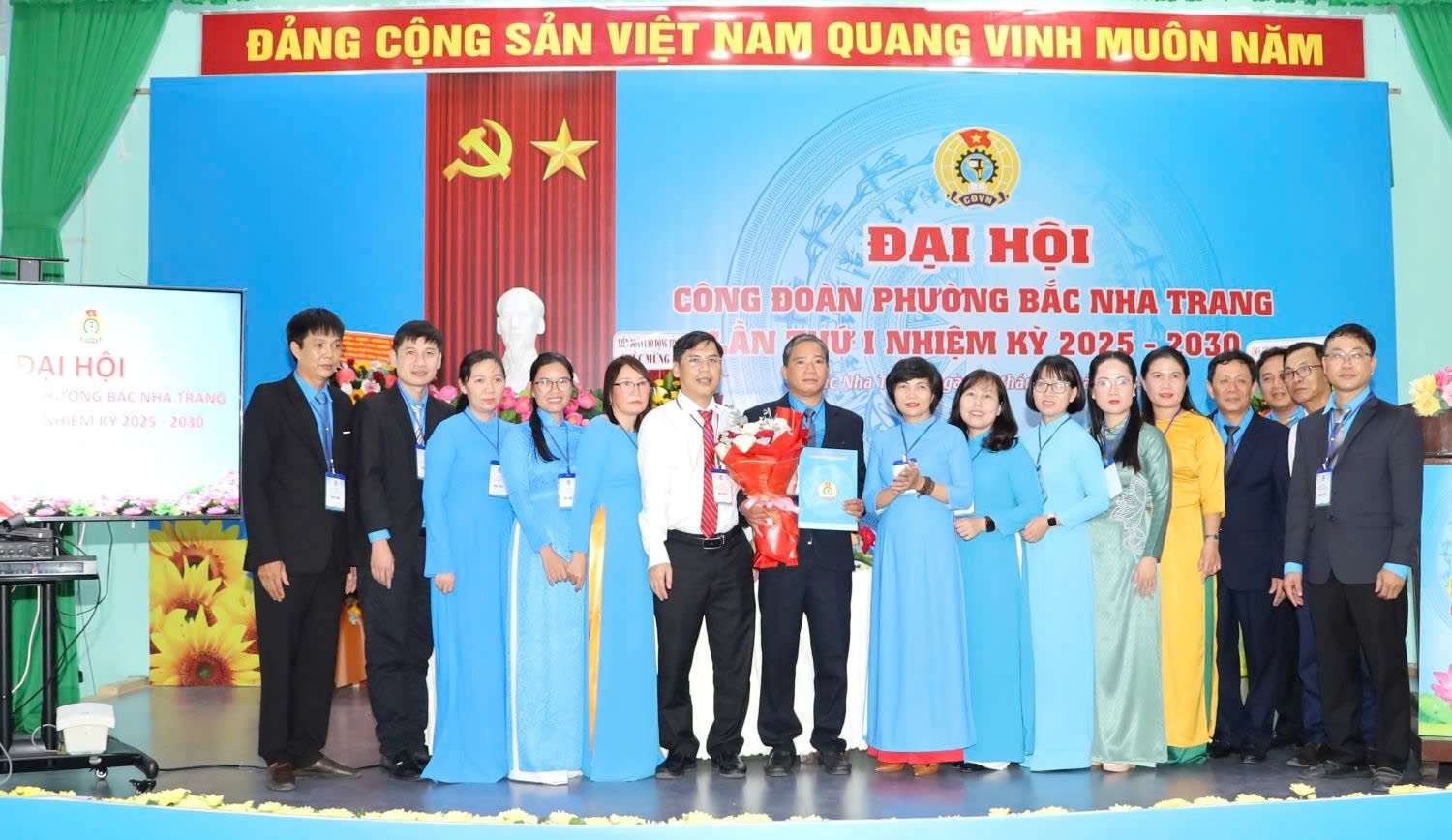 The leaders of the Khanh Hoa Provincial Federation of Labor congratulated the Executive Committee of the Bac Nha Trang Ward Trade Union for the 2025-2030 term at the congress. Photo: Phuong Linh