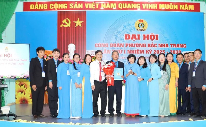 The leaders of the Khanh Hoa Provincial Federation of Labor congratulated the Executive Committee of the Bac Nha Trang Ward Trade Union for the 2025-2030 term at the congress. Photo: Phuong Linh