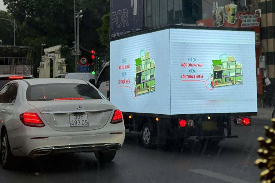 The truck with an LED screen was running on the road. Photo: Traffic Police Department - Hanoi City Police