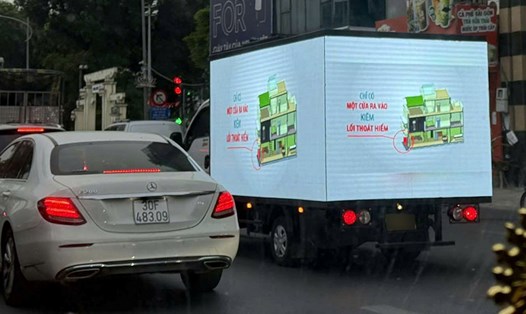 Chiếc xe tải gắn màn hình LED chạy trên đường. Ảnh: Phòng CSGT - Công an TP Hà Nội