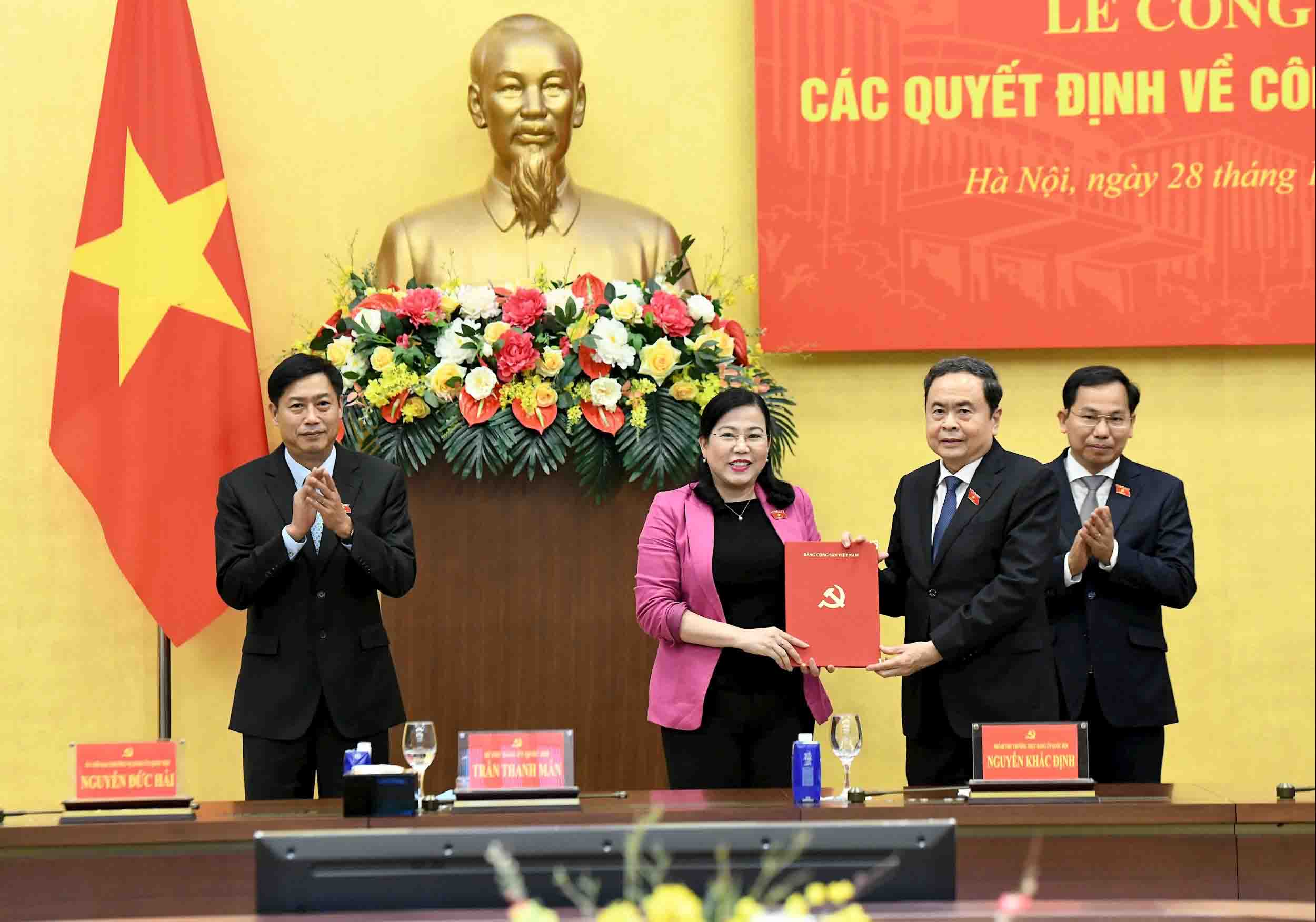 National Assembly Chairman Tran Thanh Man presented the decision to Chairman of the Committee for Science, Technology and Environment Nguyen Thanh Hai. Photo: Lam Hien.