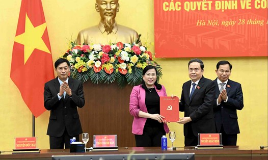 Chủ tịch Quốc hội Trần Thanh Mẫn trao quyết định cho Chủ nhiệm Ủy ban Khoa học, Công nghệ và Môi trường Nguyễn Thanh Hải. Ảnh: Lâm Hiển.