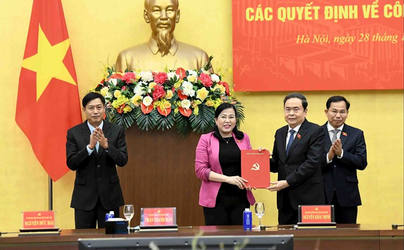 National Assembly Chairman Tran Thanh Man presented the decision to Chairman of the Committee for Science, Technology and Environment Nguyen Thanh Hai. Photo: Lam Hien.