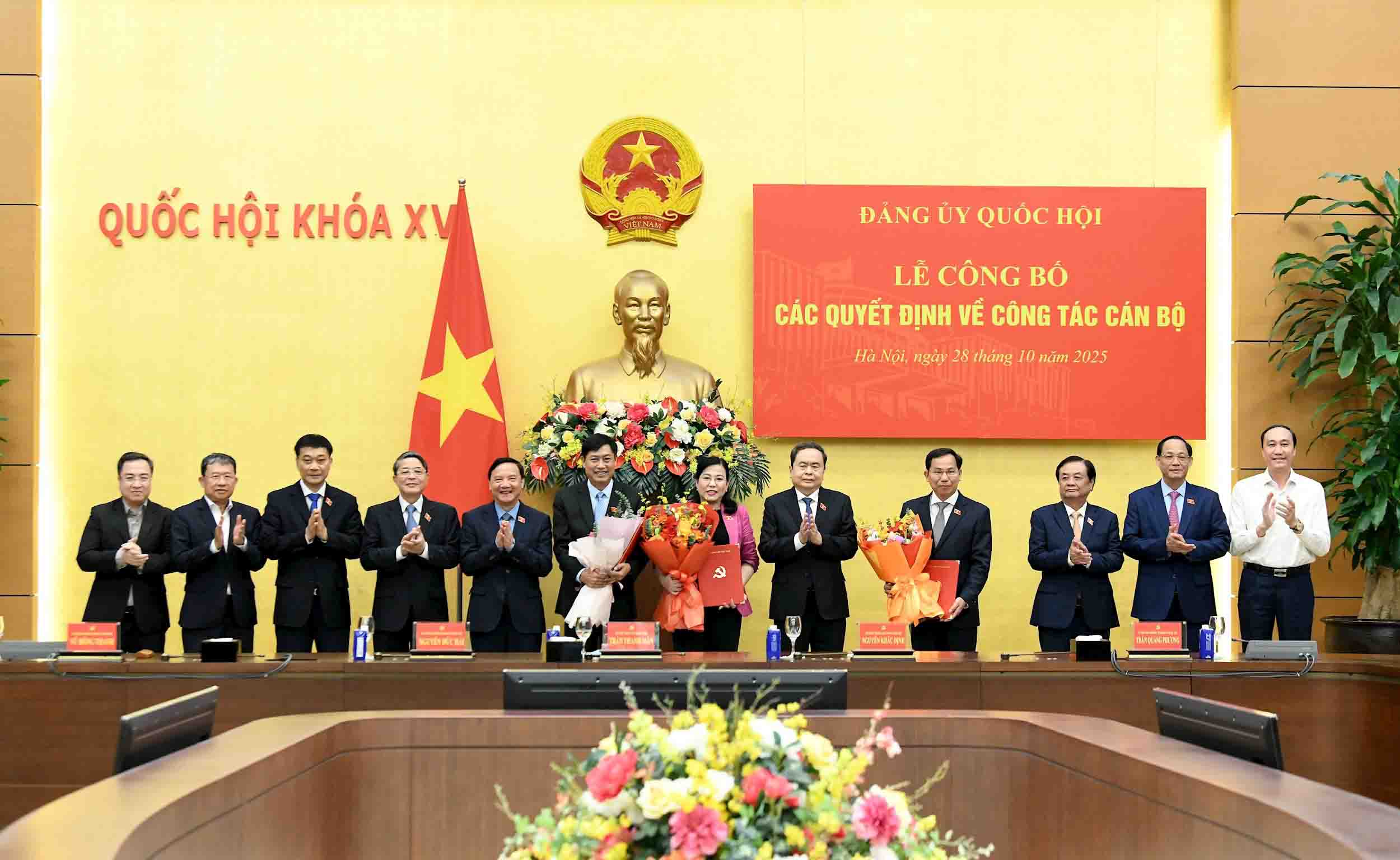 Uy vien Bo Chinh tri, Chu tich Quoc hoi Tran Thanh Man cung lanh dao Quoc hoi tăng hoa chuc mừng cac dong chi vua duoc trao quyet dinh. Anh: Lam Hien.