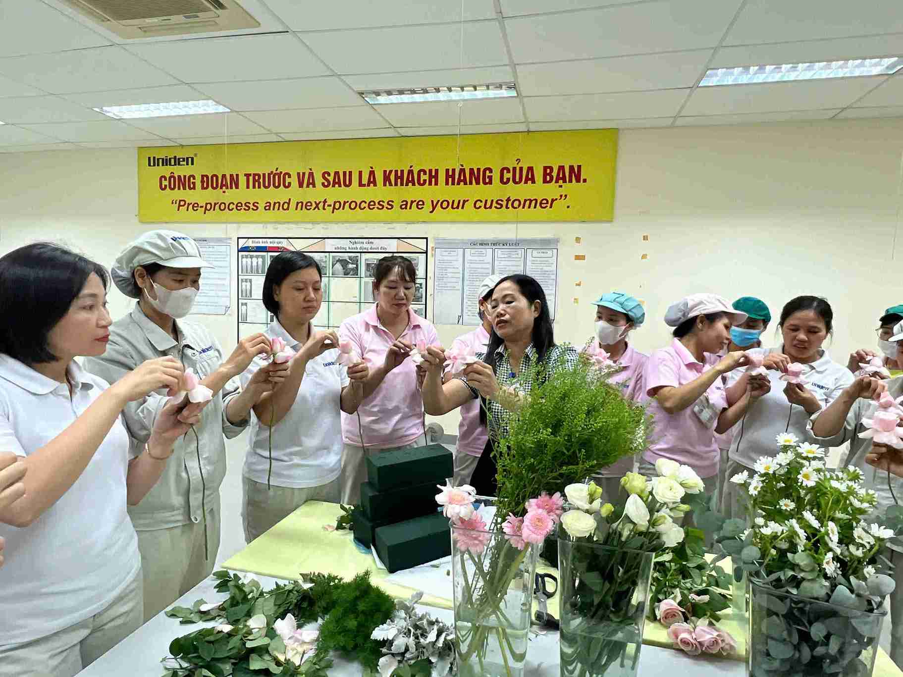 Nu cong nhan Uniden Viet Nam thuc hanh cam hoa nghe thuat tai lop hoc. Anh: Nguyen Nga