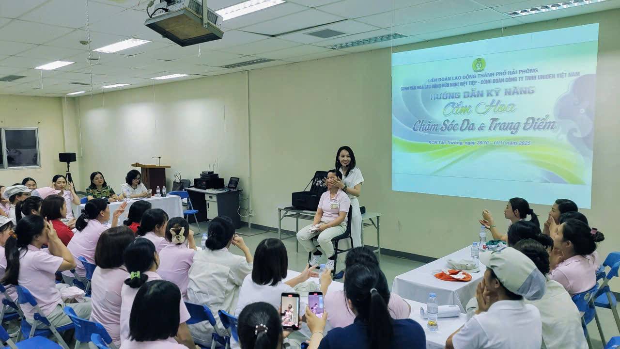 Lecturers guide workers on makeup and skin care skills. Photo: Nguyen Nga
