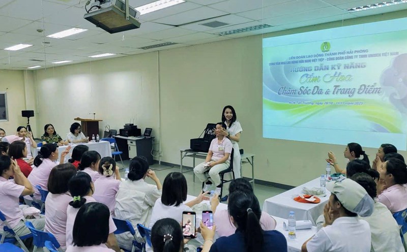 Lecturers guide workers on makeup and skin care skills. Photo: Nguyen Nga