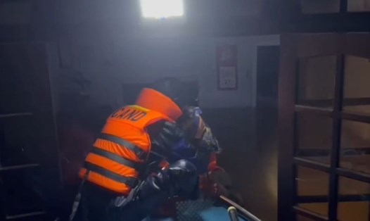 Công an xã Thượng Đức, Đà Nẵng vượt nước lũ trong đêm cứu 3 người bị cô lập. Ảnh: Mai Vy