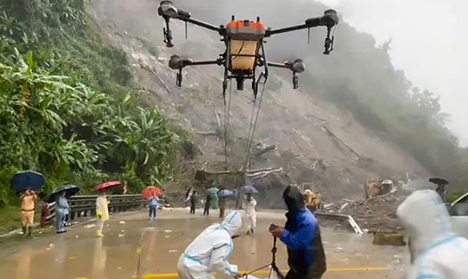 Vận chuyển lương thực cứu trợ cho các tài xế bị kẹt lại giữa đèo Lò Xo. Ảnh: SOS đèo Lò Xo