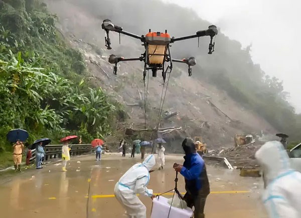 Dùng thiết bị bay không người lái để tiếp tế cho tài xế kẹt trên đèo Lò Xo