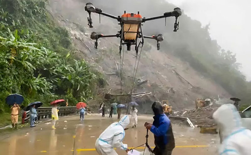 Transporting relief food to drivers trapped in the middle of Lo Xo Pass. Photo: SOS Lo Xo Pass