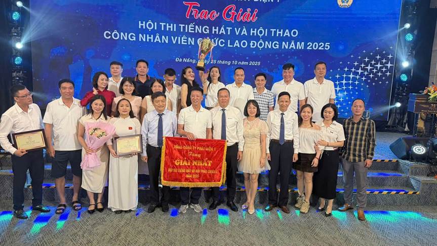 Officers and workers from Uong Bi Thermal Power Company won the First Prize for the whole group. Photo: Viet Ha